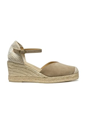 Wedge espadrille beige con punta in suede, retro intrecciato e cinturino alla caviglia. Presenta una suola in corda di juta e una superficie liscia.