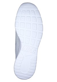 Nike Sneaker-Sohle, überwiegend aus weißem Gummi, strukturierte Oberfläche mit Rautenmuster, zeigt Logo in fetter Schrift, dezente Markenkennzeichnung, abgerundetes Zehen-Design.