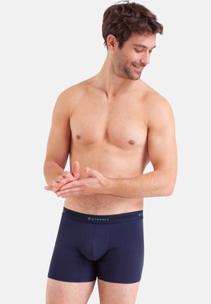 Boxer-briefs bleu marine en coton doux, avec une taille élastique logo et une coupe ajustée. Idéal pour le confort et un usage quotidien.