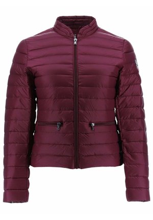 Bordeauxrote gesteppte Jacke mit Frontreißverschluss, Stehkragen, langen Ärmeln und zwei horizontalen Reißverschlusstaschen auf Taillenhöhe.