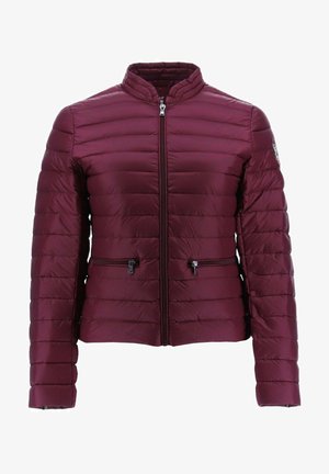 Bordeauxrote gesteppte Jacke mit Frontreißverschluss, Stehkragen, langen Ärmeln und zwei horizontalen Reißverschlusstaschen auf Taillenhöhe.