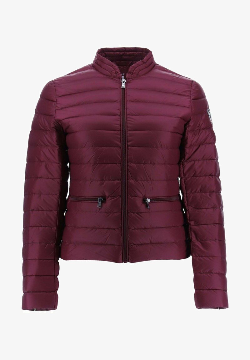 Veste matelassée bordeaux avec fermeture éclair frontale, col montant, manches longues et deux poches zippées horizontales à la taille.