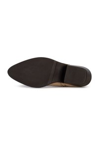 Suela de zapato de ante color marrón claro con punta afilada y una suela de goma negra texturizada. Presenta un pequeño tacón cuadrado para mayor soporte.
