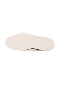 Zwarte sneaker met een gestructureerde bovenlaag en een rubberen zool. De zool heeft een geribbeld patroon voor grip, met een contrasterende witte strip.