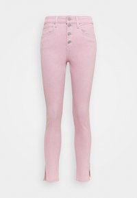 Pantalones skinny rosa de tiro alto con cuatro botones metálicos y pequeñas aberturas en los dobladillos de los tobillos sobre un fondo blanco liso.