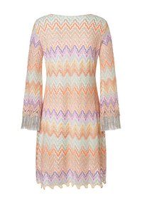 Robe courte avec un motif en zigzag dans des couleurs pastel d'orange, de lavande et de vert, présentant des manches longues et des accents frangés aux poignets.