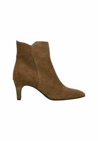 Bottines en suède marron avec un bout pointu, un talon de hauteur moyenne et un design découpé sur les côtés pour une silhouette épurée.