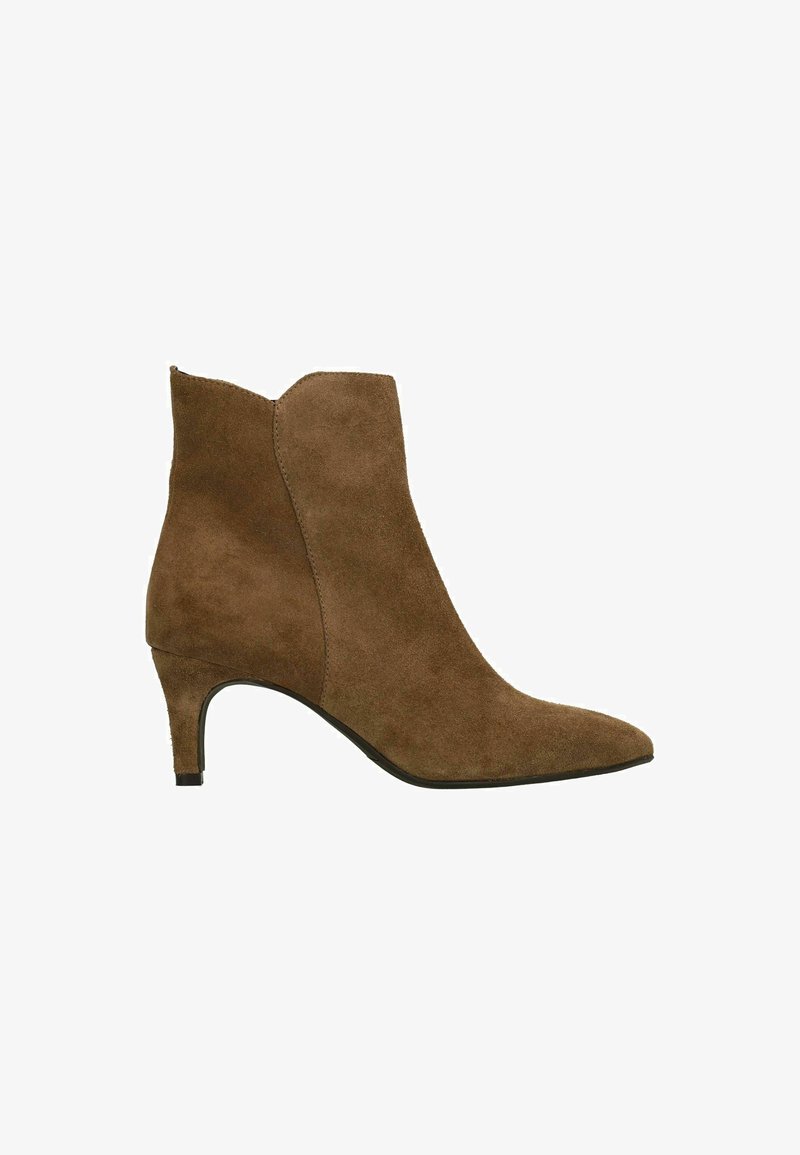 Bottines en suède marron avec un bout pointu, un talon de hauteur moyenne et un design découpé sur les côtés pour une silhouette épurée.