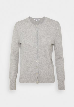 Cardigan gris clair à manches longues avec encolure ronde et fermeture à boutons sur le devant, en tissu maille doux.