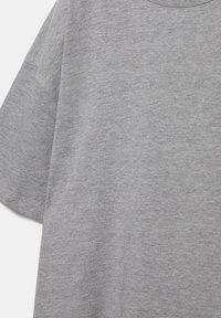 Tricou din bumbac gri melanj cu mânecă scurtă, cu decolteu rotund și croială lejeră, prezentat în prim-plan.