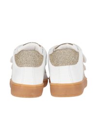 Scarpe bianche con una finitura liscia, caratterizzate da accenti dorati glitterati sul tallone e una suola in gomma naturale. Le cinghie in velcro garantiscono una vestibilità sicura.