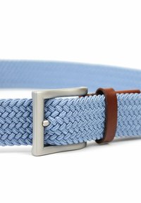Gewebter hellblauer elastischer Gürtel mit einer silbernen Metallschnalle und braunem Ledereinsatz, der ein strukturiertes Muster aufweist.