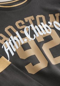 Tmavě šedá mikina s výrazným zlatým nápisem "BOSTON 92" a bílým vyšitým textem "Ahl. Club's". Hladký límec s zlatými pruhy.