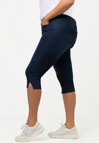 Ulla Popken CORSAIRE SARAH 5 POCHES AVEC BAS DE JAMBE FENDU - Shorts vaqueros - blue denim