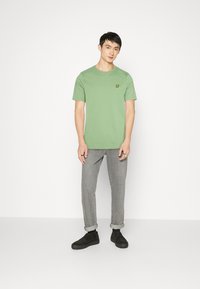 Lyle & Scott Paprasti marškinėliai - glencoe green