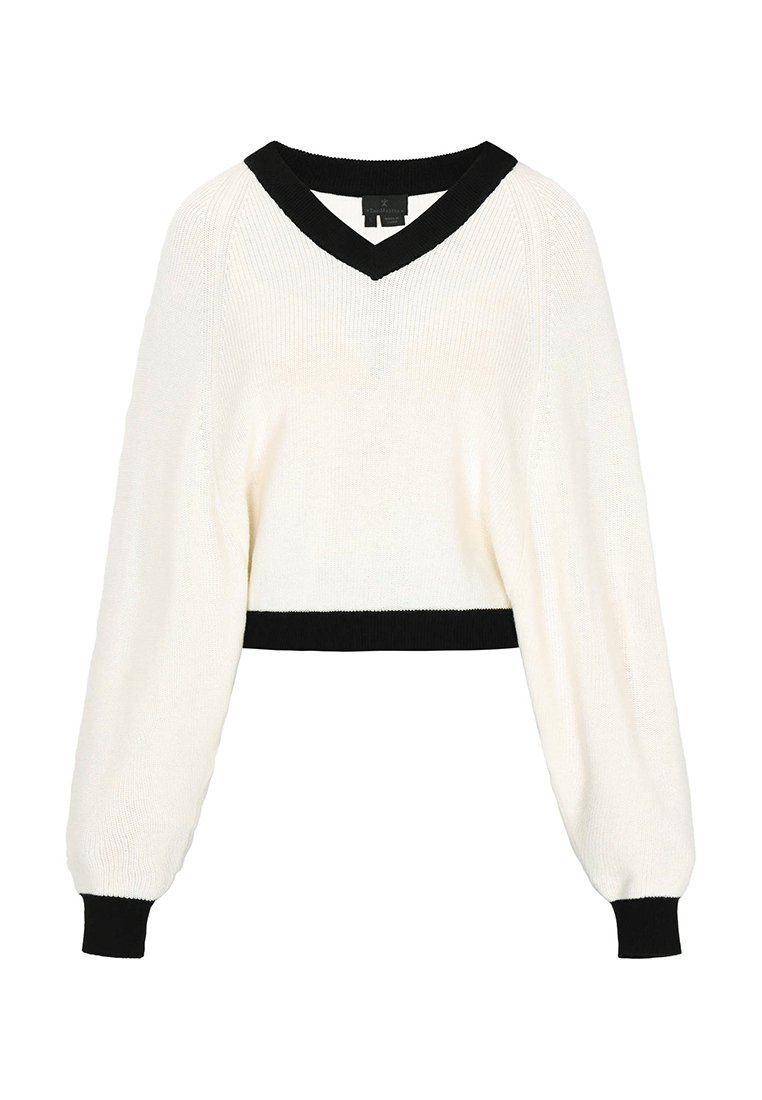 Weißer gestrickter Crop-Pullover mit schwarzem V-Ausschnitt und Saum. Verfügt über lange, voluminöse Ärmel und strukturierte Stoffqualität. Minimalistisches Design mit kontrastierenden Farben.