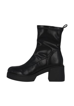 Černé kožené kotníkové boty s elegantním designem, vysokým blokovým podpatkem, kulatou špičkou a elastickým materiálem pro snadné obouvání. Detailní prošívání jako akcent.