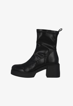 Sorte læder ankelstøvler med et slankt design, høj blokhæl, rund tå og elastisk materiale for nem påtagning. Detaljeret syning som pynt.