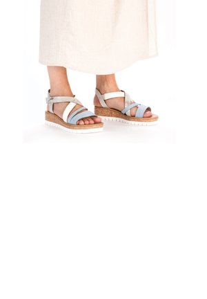 Keilabsatzsandalen mit blauen und grauen Riemen, leicht strukturiertem Obermaterial, Korkzwischenboden und weißer Gummisohle.