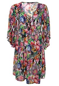 Robe à fleurs avec des motifs multicolores et des rayures verticales noires et blanches, avec un col en V et des manches trois-quarts amples.