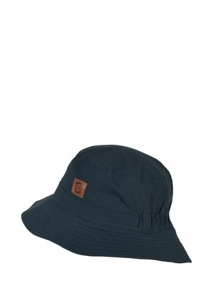 Tmavě modrý klobouk typu bucket s širokou, prošitou krempou a malou hnědou koženou záplatou po straně, zobrazený na bílém pozadí.