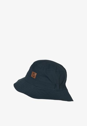 Granatowy kapelusz typu bucket z szerokim, przeszywanym rondem i małą brązową skórzaną naszywką z boku, prezentowany na białym tle.