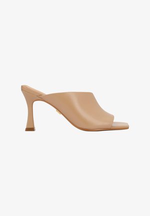 Béžové otevřené nazouváky na podpatku s hladkou koženou texturou; mají tvarovaný podpatek se zlatým akcentem a minimalistický design.