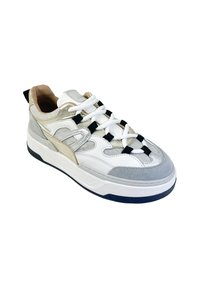 Chunky sneaker met een mix van wit leer, grijs suede en metallic zilveren accenten. Beschikt over dikke witte veters en een zwarte hieltab.