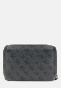 Pochette noire texturée en tissu, dotée d'un motif subtil. Elle se ferme par une fermeture éclair et a une forme rectangulaire.