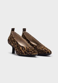 Leopard print high heels with a pointed toe, made from soft suede, featuring a mid-height stiletto heel and fabric pull-tab at the back.