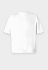 Biele tričko s krátkym rukávom z mäkkej bavlny, s okrúhlym výstrihom a voľným strihom bez vzorov alebo grafiky. Hladká textúra.