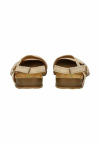 Sandali beige con due cinturini regolabili, suole piatte e bordi cuciti. La soletta interna presenta una texture morbida; design minimalista.