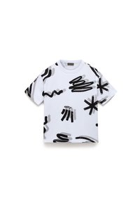 Weißes T-Shirt mit kurzen Ärmeln, das abstrakte schwarz-graue Pinselstrichmuster zeigt. Rundhalsausschnitt und aus weichem Baumwollmaterial. Markenlogo sichtbar.