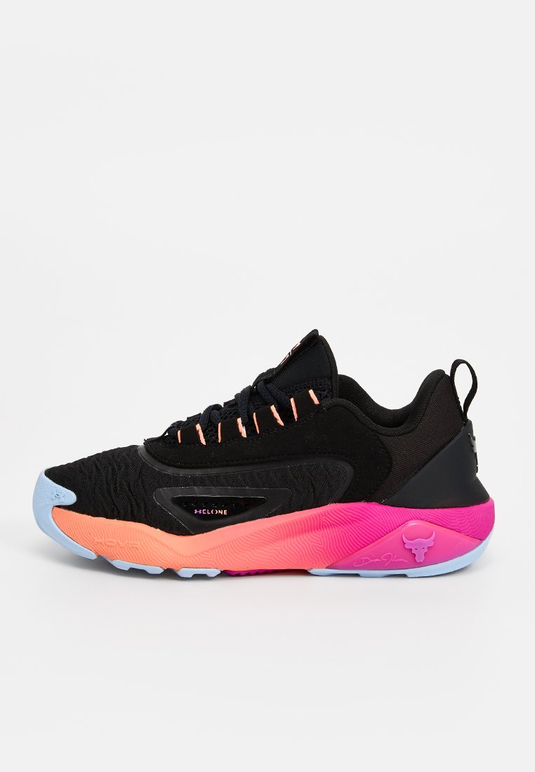 Schwarzer Sportschuh mit strukturiertem Obermaterial, neonpink und orangefarbenen Akzenten sowie einer blauen Außensohle. Verfügt über ein Logo an der Seite und einen gepolsterten Schaft.