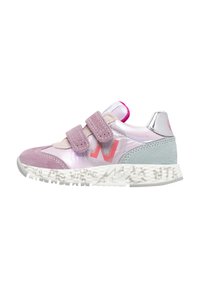 Sneaker per bambino in rosa e argento con cinturini in velcro, tessuto iridescente, dettagli in suede e suola bianca tessurizzata con un motivo unico.
