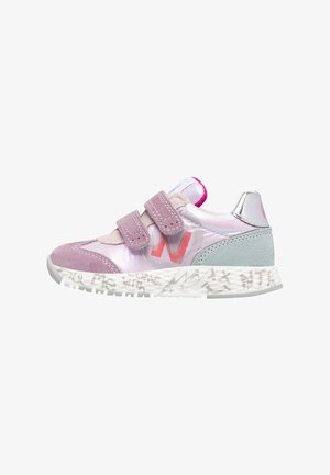 Sneaker per bambino in rosa e argento con cinturini in velcro, tessuto iridescente, dettagli in suede e suola bianca tessurizzata con un motivo unico.