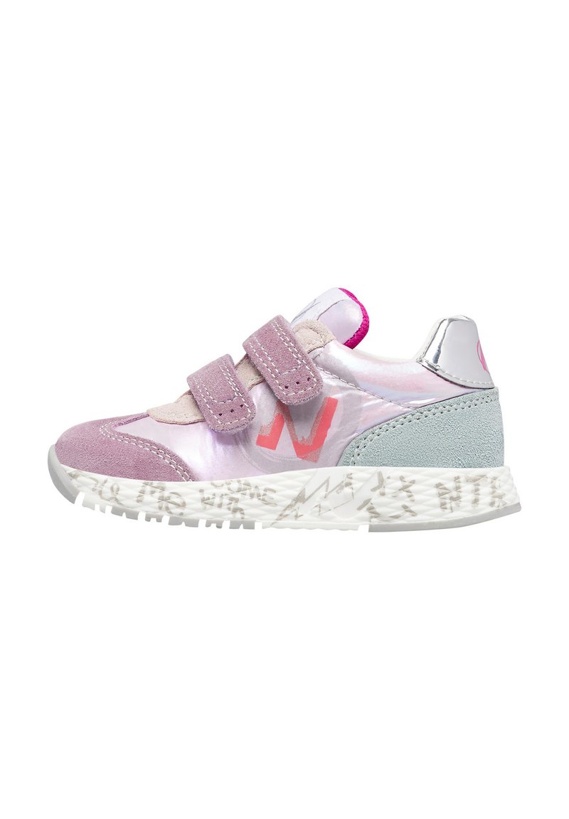 Sneaker per bambino in rosa e argento con cinturini in velcro, tessuto iridescente, dettagli in suede e suola bianca tessurizzata con un motivo unico.