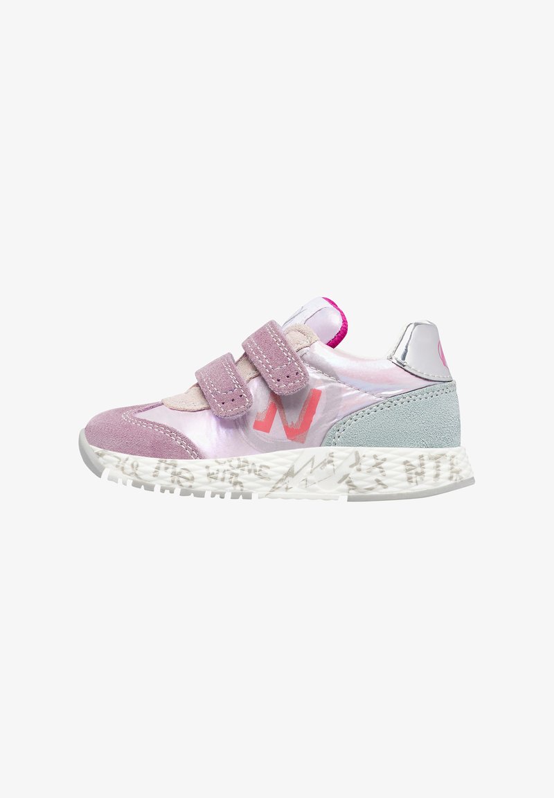 Sneaker per bambino in rosa e argento con cinturini in velcro, tessuto iridescente, dettagli in suede e suola bianca tessurizzata con un motivo unico.