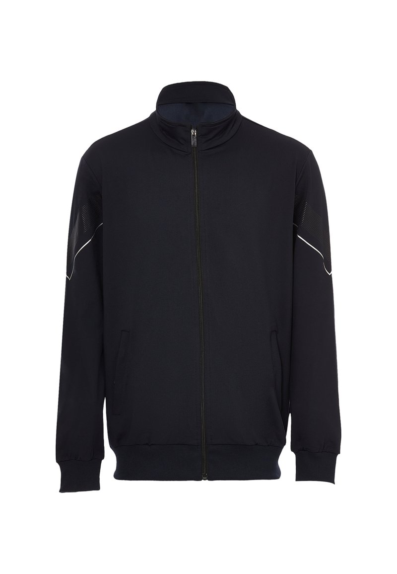 Zwarte ritssluitingjas van gladde stof, met een hoge kraag, zijzakken en gestreepte accenten op de schouders.