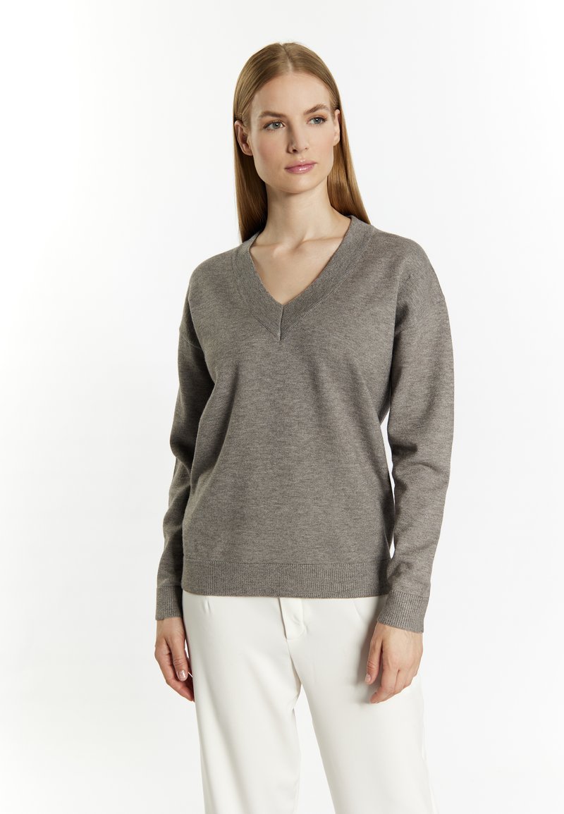 Grauer V-Ausschnitt-Pullover mit langen Ärmeln, gerippten Bündchen und Saum. Glatte Textur, lockere Passform und dezente Nahtdetails am Ausschnitt.