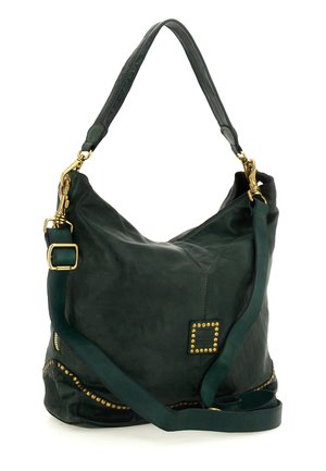 Borsa a spalla hobo in pelle verde scuro con dettagli in borchie dorate, tracolla regolabile e accessori in metallo dorato su sfondo bianco.