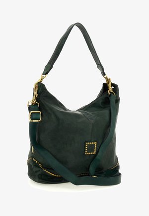Borsa a spalla hobo in pelle verde scuro con dettagli in borchie dorate, tracolla regolabile e accessori in metallo dorato su sfondo bianco.