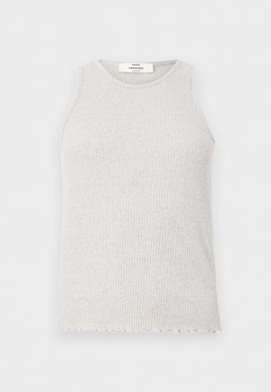 Lysegrå ribstrikket ærmeløs top med rund halsudskæring og let bølget kant, mærket "Mads Nørgaard Copenhagen."