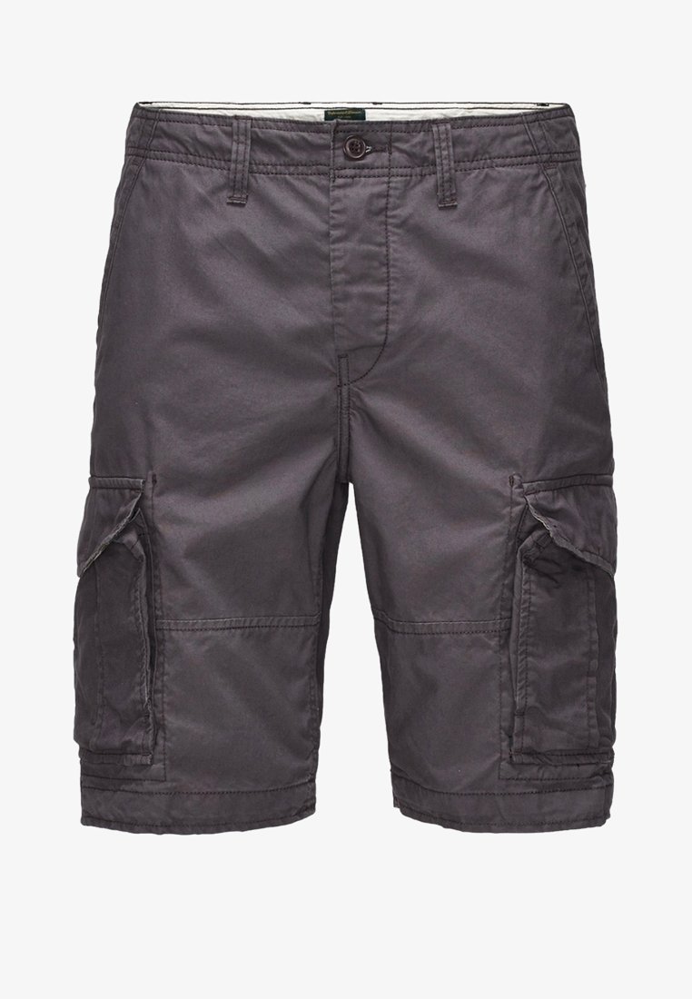 Pantalones cortos cargo de color gris oscuro con cinturilla abotonada y bolsillos con solapa a ambos lados, hechos de tela ligera.