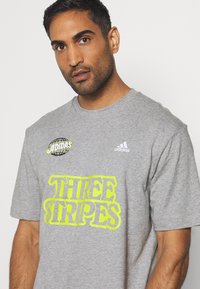 adidas Performance LUCKY 8 GRAPHIC - T-Shirt print - mottled grey