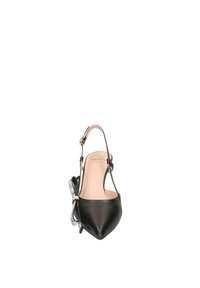 Scarpa slingback in satin nero con punta affusolata, cinturino regolabile e un elegante dettaglio a fiocco con logo sul nastro.