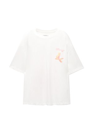 Witte oversized t-shirt gemaakt van zachte katoen, met pastelkleurige grafische tekst en accenten op de linkerkant van de borst. Ronde hals en korte mouwen.
