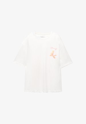 Weißes, übergroßes T-Shirt aus weicher Baumwolle, mit pastellfarbenem grafischem Text und Akzenten im linken Brustbereich. Rundhalsausschnitt und kurze Ärmel.