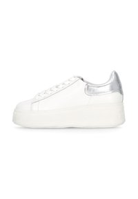 Sneaker bianche in pelle sintetica con suola chunky bianca e dettagli argentati sul tallone, caratterizzate da una punta tonda e lacci davanti.