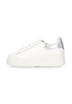 Sneaker bianche in pelle sintetica con suola chunky bianca e dettagli argentati sul tallone, caratterizzate da una punta tonda e lacci davanti.